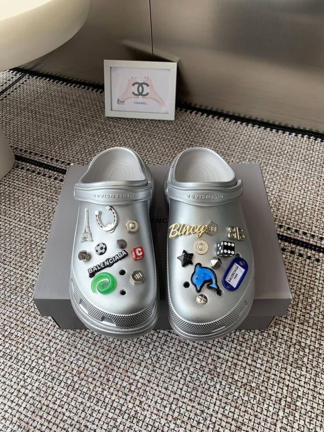 巴黎世家Balenciaga 春夏最新情侣款洞洞鞋 25春季新款黑马单品 海内外时尚博主纷纷上脚大秀 火遍海内外社交平台 时尚达人必入款 各种巴家元素五金扣Di