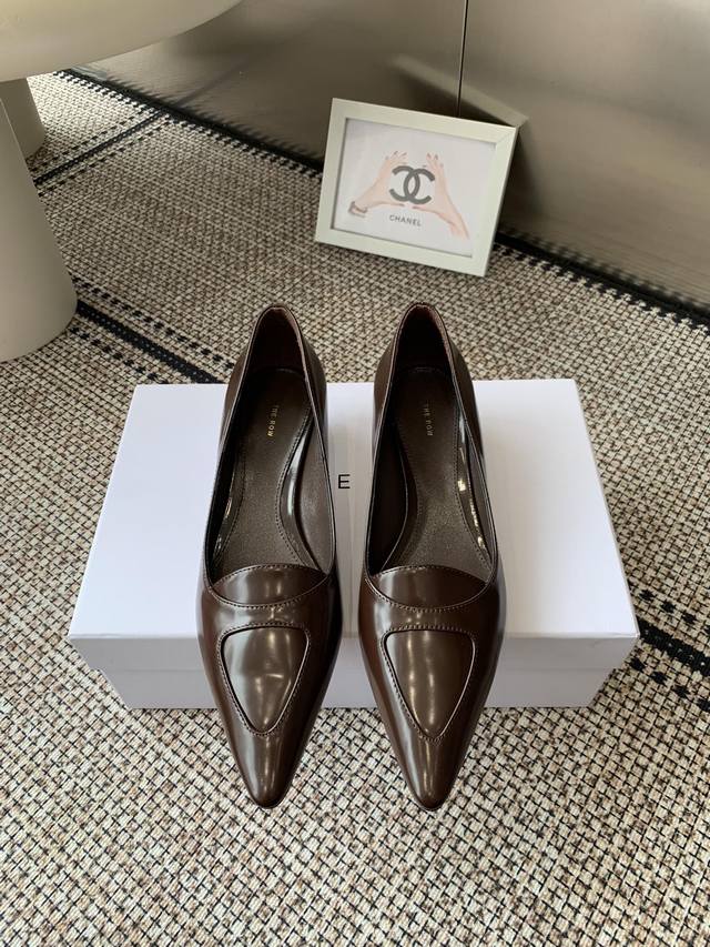 The Row 25Ss 春夏季新款单鞋 专柜新款The Row 原版复刻正确大底欢迎专柜对比！ 一款简单秀气又能保暖的单鞋，可搭配各种风格穿出不同风味，内里垫