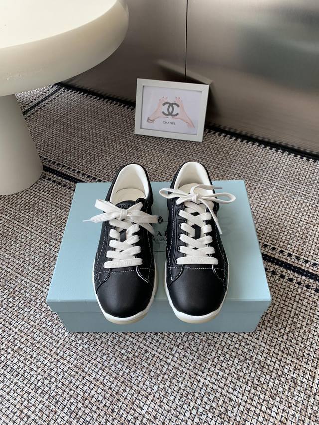 代购级 Prada 普拉达 25Ss春夏新款 德训鞋 休闲鞋 精工制造，缝线均匀，皮质质感一览无余，多色拼接，时尚大方，柔软舒适透气，外侧饰有Prada字母徽标