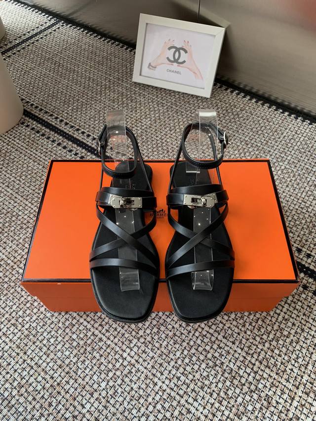 顶级品质 Hermes 爱马仕 June Sandal系列 H家Kelly扣细带罗马凉鞋 小牛皮凉鞋 搭配经典镀钯Kelly鞋扣和袢带。打造简约造型，可谓夏日良