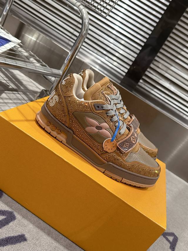 情侣款 Lv Trainer全球限量Bulingbuling满钻系列休闲运动鞋顶级复刻品质！ 路易威登艺术总监Virgil Abloh 带来的全新革命性作品 将