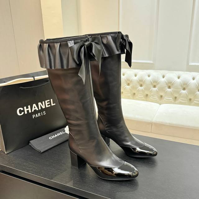 秋冬新品蝴蝶结高靴 顶级品质 6.5Cm粗跟设计 中筒靴长靴 褶皱靴口是这双靴子的神来之笔 层层叠叠的褶皱宛如海浪轻涌 充满立体感 不经意间就为整体造型增添了几