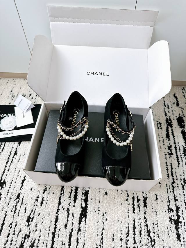 专柜新品 顶级复刻 珍珠链条拼色中跟玛丽珍鞋 优雅永不过时 经典设计 面料原版定制羊猄料 内里垫脚均为羊皮 意大利进口真皮大底 Size：35-41 [40.4