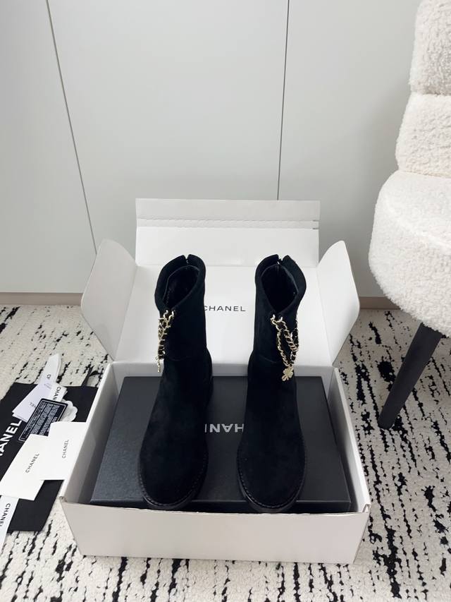 专柜新品 顶级复刻 链条拼色平跟短靴 优雅永不过时 经典设计 面料原版定制羊猄料 内里垫脚均为羊皮 意大利进口真皮大底 黑色、咖啡色 Size：35-41 [4