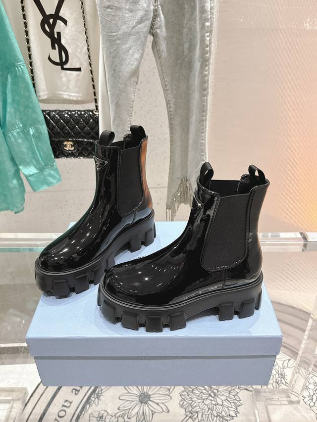 顶级推出情侣系 新品｜切尔西短靴，国内外博主刷爆的一款，复古又时髦，上脚美炸 超级跑量款 Material材质: 开边珠 牛皮材质+高级水染羊皮里 一比一原版开