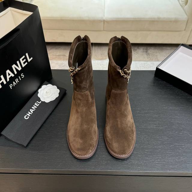 秋冬新款 Chanel小香25B新品四叶草双C扣链条靴子绒面短靴 标志性的双C元素与幸运的四叶草巧妙结合，链条的装饰为靴子增添了一份随性与不羁！ 在行走间 链条