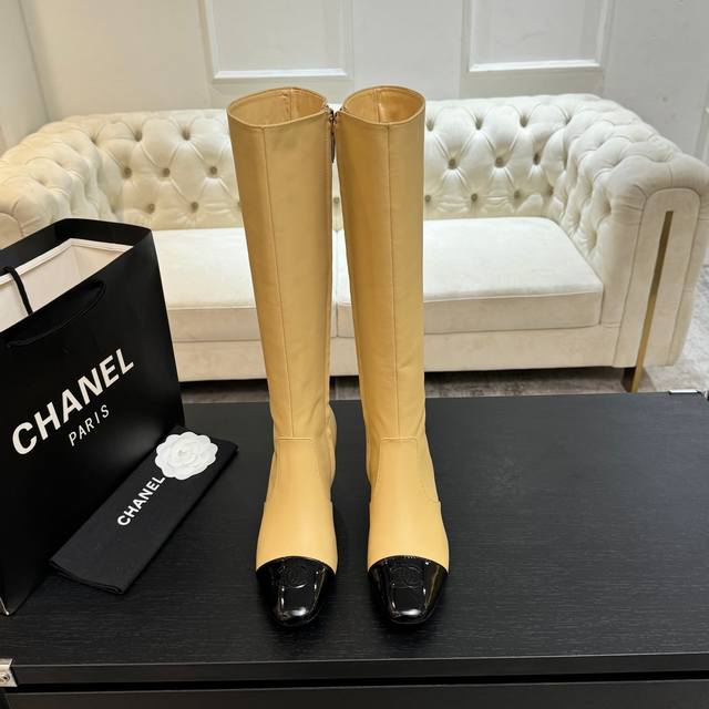 Chane*｜小香经典双C拼色粗跟 感受经典与潮流的激情碰撞。 这双靴子巧妙融合品牌标志性元素 以大胆而和谐的拼色设计 打破常规 靴筒处精致的双C 低调奢华 彰