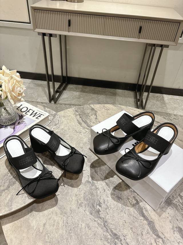 布面 ， 牛皮 ; Maison Margiela Mm6粗跟苹果头芭蕾舞鞋2025秋冬 马吉拉设计师太有才了 采用粗跟作为设计元素打造鞋品 单鞋干练精致 半拖