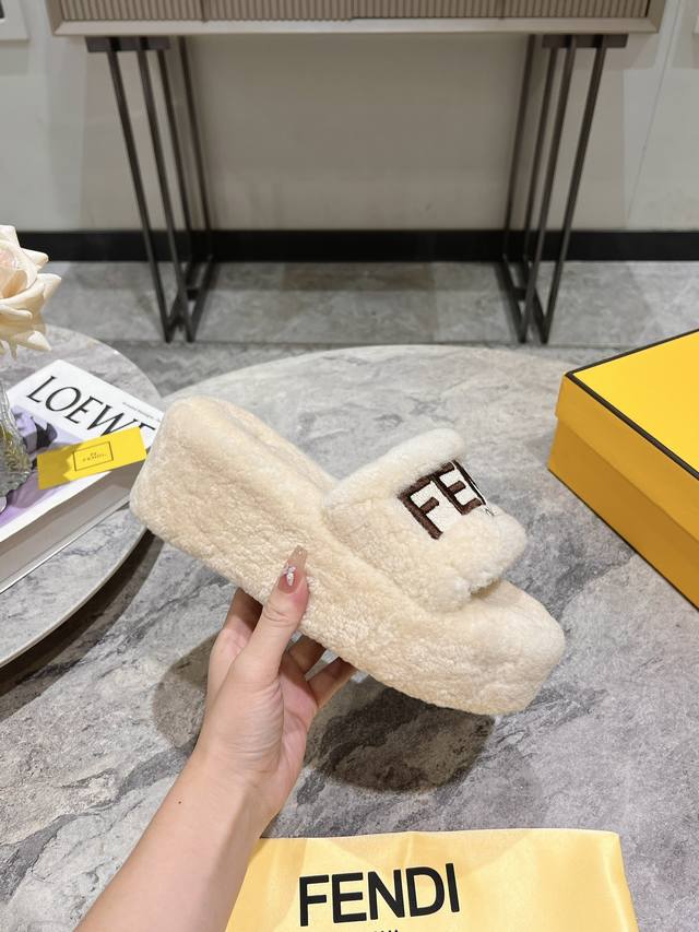 Fendi~Fw25 New Arrival～ 芬迪羊糕毛拖鞋新品，人见人爱的呀，太可爱了 时髦度与舒适度双双在线，公主风呀 鞋面品牌Logo电绣加持，真材实料
