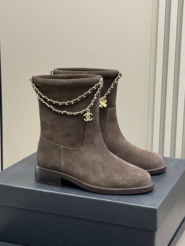 Chanel 25B New Arrival～ 小香25B 短靴新品 基础款短靴搭配了经典链条焕发心意 精致好看啊！ 好穿百搭 不挑人 牛皮鞋面，意大利进口牛皮