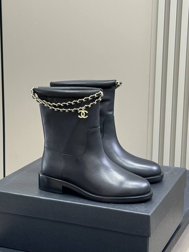 皮面 Chanel 25B New Arrival~ 小香25B 短靴新品 基础款短靴搭配了经典链条焕发心意 精致好看啊! 好穿百搭 不挑人 牛皮鞋面,意大利进 皮面 Chanel 25B New Arrival~ 小香25B 短靴新品 基础款短靴搭配了经典链条焕发心意 精致好看啊! 好穿百搭 不挑人 牛皮鞋面,意大利进