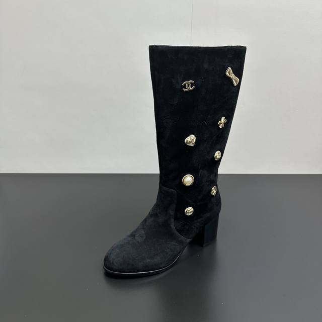 厂价 Chanel香奈儿小香25K双C金属扣高跟高靴长靴 鞋身搭配多种金属扣徽章是视觉核心 金扣的璀璨与银扣的清冷各成格调 与磨砂皮质感碰撞出复古又摩登的层次。