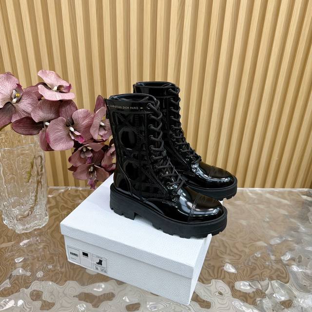 顶部版本专柜同步更新 Dior 秋冬 菱格车线机车短靴系列 皮里 羊毛里 延续D家永恒经典！这款鞋低调不失华丽 性感又不显张扬 鞋型是大家都爱的秀气款 非常非常