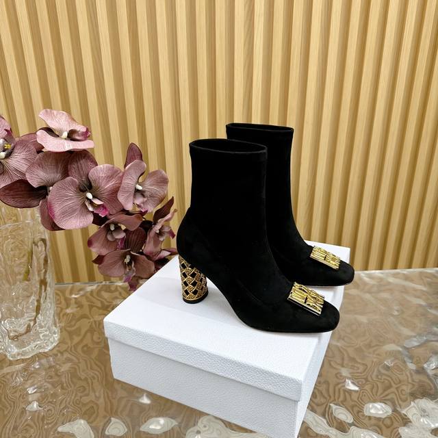 顶部版本专柜同步更新 Dior 秋冬 新款鸟笼跟短靴系列 延续D家永恒经典！这款鞋低调不失华丽 性感又不显张扬 鞋型是大家都爱的秀气款 非常非常显瘦 侧面整个弧
