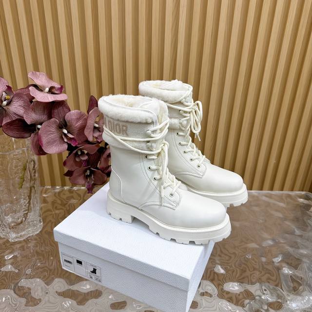 224 Dior 迪奥专柜同步最新毛靴代购级别！ 迪奥新款靴子高度刚好 主打修腿型 秋日的百搭思路 时髦精们的秋季战靴选好了吗 鞋面牛皮材质 内里高定羊毛靴筒刺