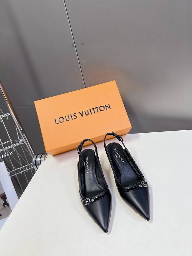 Louis Vuitton 路易威登春夏玛丽珍猫跟时装尖头鞋 春夏秀场出镜率最高的一款单品 超多名模上脚 简约大方非常百搭 鞋面采用原版牛皮； 全皮包裸纯手工缝
