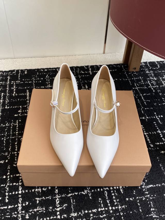 代购级 Gianvito Rossi 25 秋冬尖头 猫跟单鞋 今年最值得入手的靴子 没有之一！超多网红明星上脚 今年秋冬确实泰酷辣 秋冬限定款 专柜非常难买