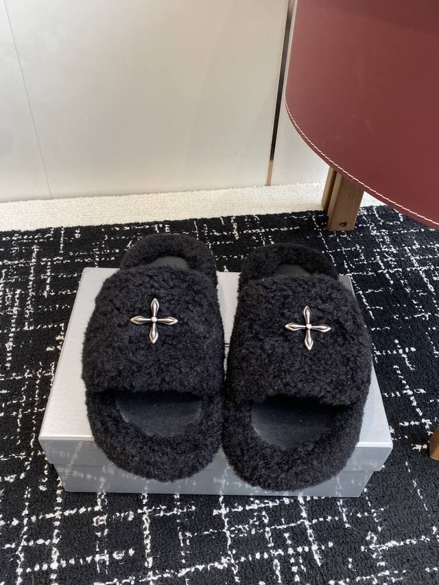 代购级 Smfk 25Ss 秋冬 厚底面包拖鞋，超级火的一款面包拖，被种草得不行 各大网红博主都在穿它，巧妙纳入品牌元素后时尚百搭、辣妹至爱，被完美释放 面料: