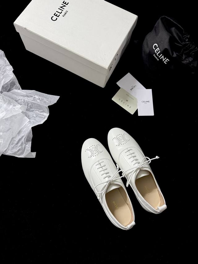Celin* 新品 把简约和高级感玩明白了～系带设计经典又好搭 鞋头的精致细节超吸睛 上脚瞬间时髦度拉满 日常出街或者搭配精致穿搭都很可 妥妥的穿搭加分项 鞋面