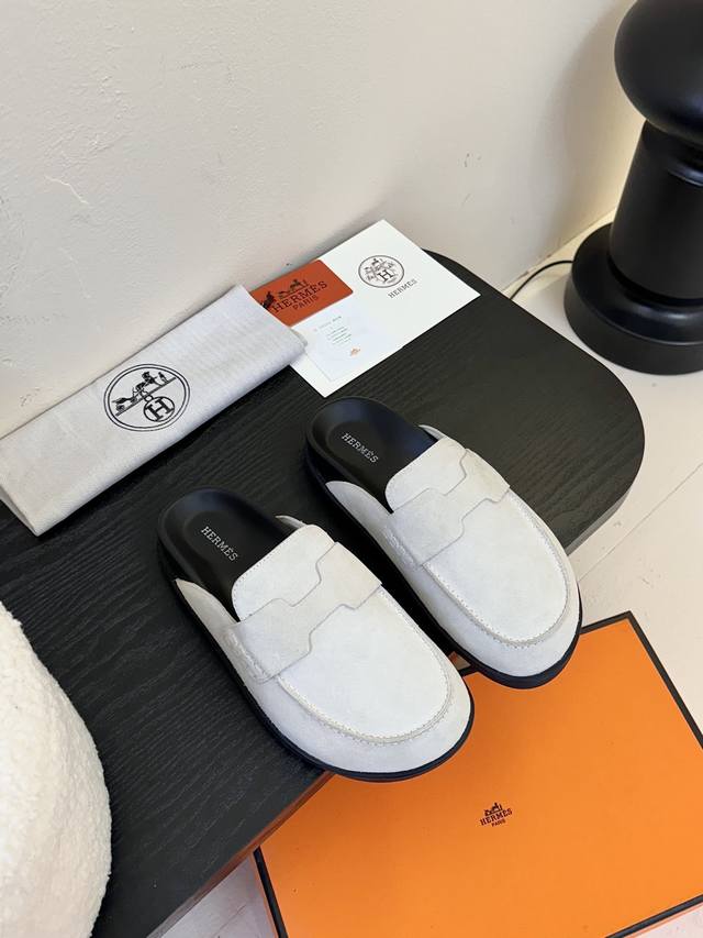 Herme* 爱马仕呆萌穆勒半拖勃肯鞋 夏天真的太需要百搭拖鞋了 怎么搭配都好看，随意且高级的感觉 舒适度也很棒，搭配各种彩色袜子，潮爆了 进口牛京 羊皮内里