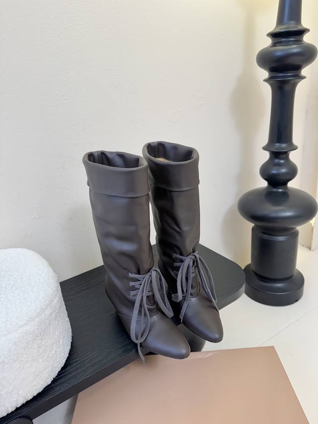 London Flat极致简约风堆堆靴 鞋面原版定制小牛皮，哑光肌理质感，内里透气水染牛皮，意大利真皮大底，搭配原版一致小猫跟，高5Cm，休闲与时装感并存的一款