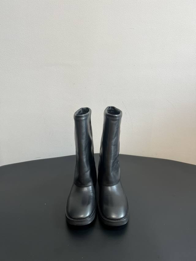 Miist* 25Ss新款机车真皮长靴 高品质的质量 拿到手你就知道它有多值！绝对超出你的想象，这种看似简单的款式超级百搭，无论搭配什么颜色衣服都非常棒，简单款