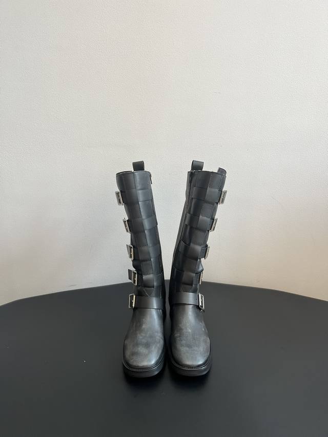 Miist* 25Ss新款机车真皮长靴 高品质的质量 拿到手你就知道它有多值！绝对超出你的想象，这种看似简单的款式超级百搭，无论搭配什么颜色衣服都非常棒，简单款