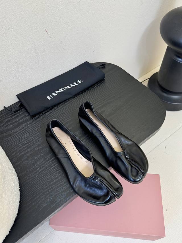 顶级 带根 Handmade独家新品最高版本买手代购1:1完美复刻 平底凉鞋单鞋 原版开模真皮鞋底 原版套楦鞋型很大方 搭配各种风格都轻松驾驭 小短腿的福音 上