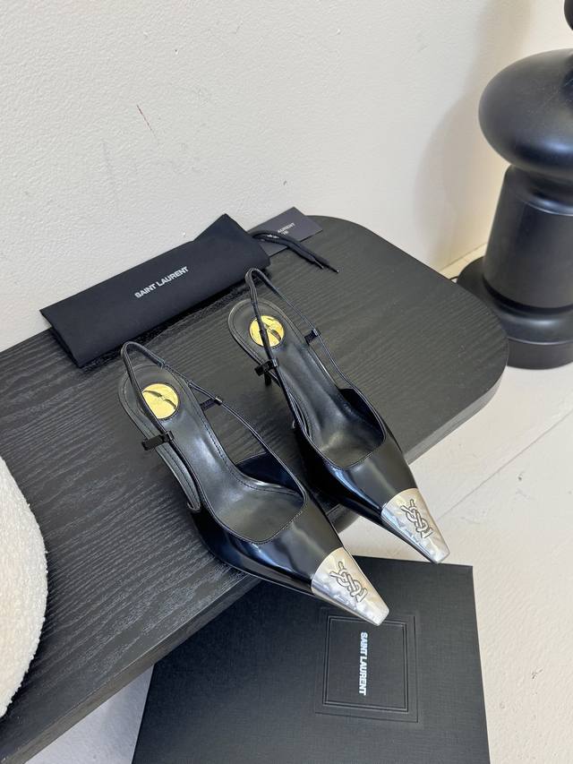 Saint Lauren* 圣罗兰金属尖头高跟鞋 融合复古与摩登感，金属尖头带有品牌标志性Logo，极具辨识度，后空绑带设计增添性感与轻盈感。尖头+细跟设计，修