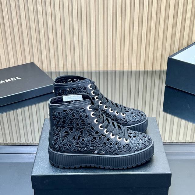 顶级版本 Chanel｜小香激光电绣镂空短靴、凉靴 全网一双让女神可以穿四季的靴子，时尚休闲高端大气。 脚感很舒适 皮质超级柔软 进口牛皮增加精致的激光电绣镂空