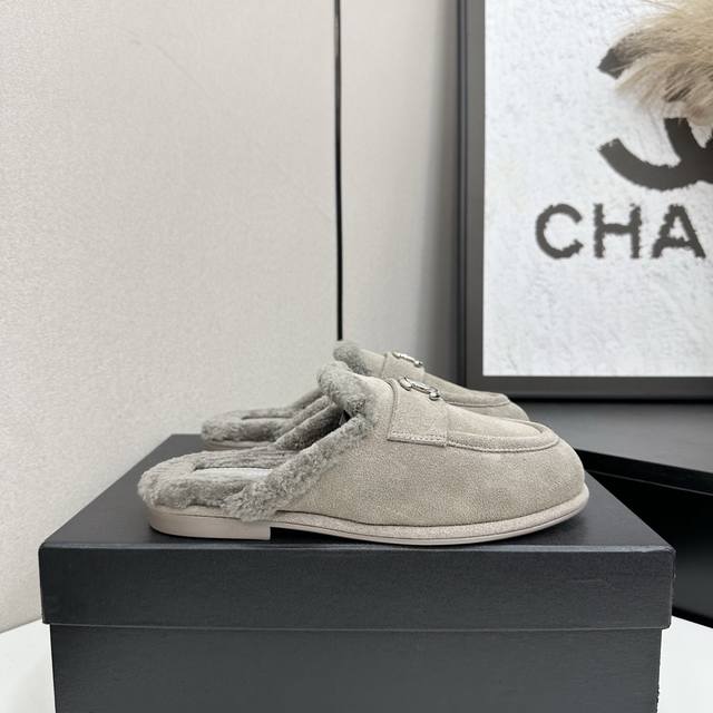 2025★★★★★ 众多明星网红上脚，国内外博主刷爆的一个百搭系列，春夏衣橱搭配必备 首选.香家专属 鞋面：牛反绒 内里: 进口水晶羊皮内里 羊毛内里 大底：原