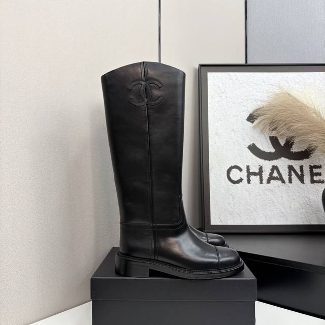 2025小香短靴，本季秋冬季必备单品！！ 香奈儿秋冬重工爆款骑士长靴 小红书力推款，怎么搭配都好看，时髦精必备，香奈儿女士钟爱简约又难以抗拒搭配展现与众不同的穿