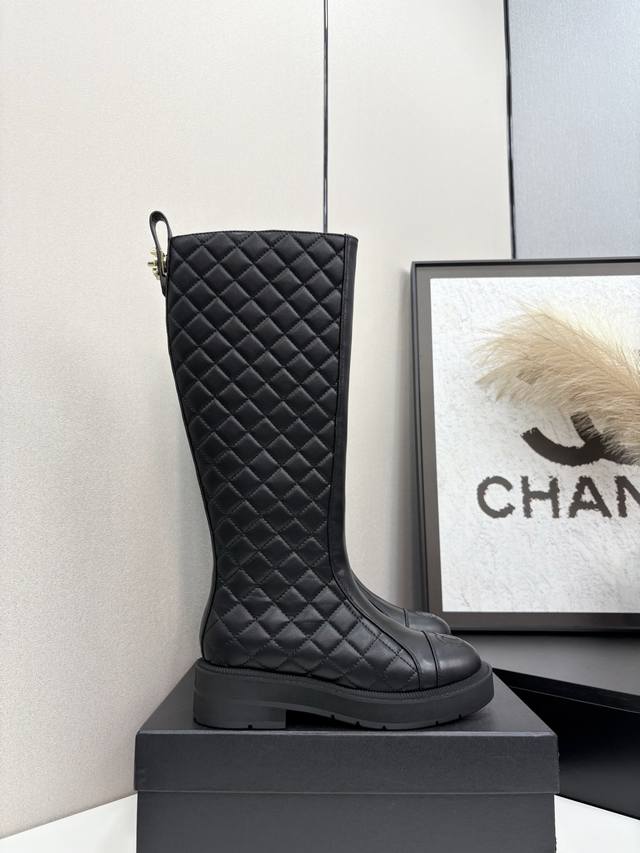 2025香奈儿巴黎走秀秋冬爆款 小红书力推款，时髦精必备，香奈儿女士钟爱简约又难以抗拒系，金色五金扣，搭配展现与众不同的穿搭风格、原版开模发泡大底，面料采用意大