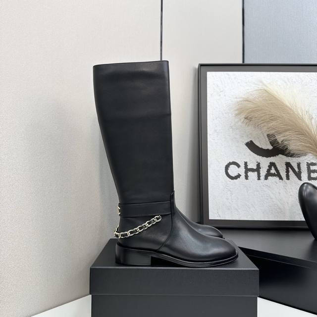 2025小香短靴，本季秋冬季必备单品！！ 香奈儿秋冬重工爆款短靴 小红书力推款，怎么搭配都好看，时髦精必备，香奈儿女士钟爱简约又难以抗拒搭配展现与众不同的穿搭风