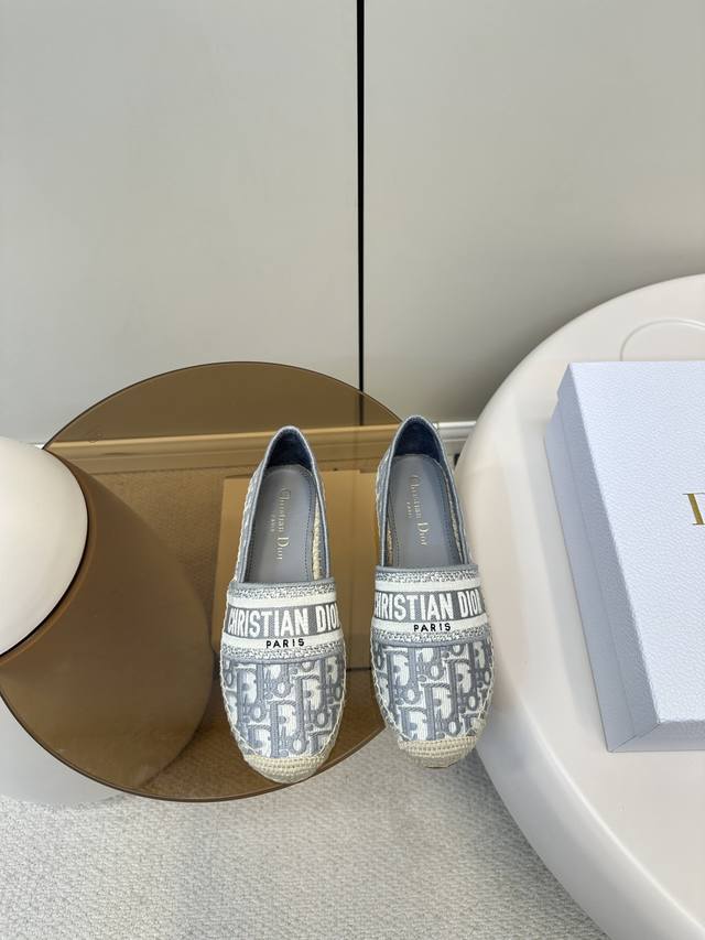 顶级原单 配飞机盒 Dior｜迪奥2025早春新款垫绣版渔夫鞋 网红打卡爆单款、鞋面采用垫绣Ｄ字工艺、复古而又新潮.简单大气、原版一比一定制鞋面刺绣品、 大底原