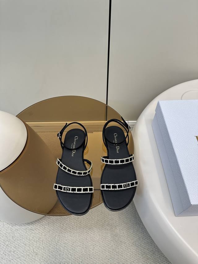 顶级版本 配飞机盒 Dior｜迪奥 25Ss 夏季新款 新元素 春夏新款钻扣凉鞋女鞋 姐妹们！挖到本季Dior的富家千金本命凉鞋了！贵气天花板 鞋面铺满进口奥钻