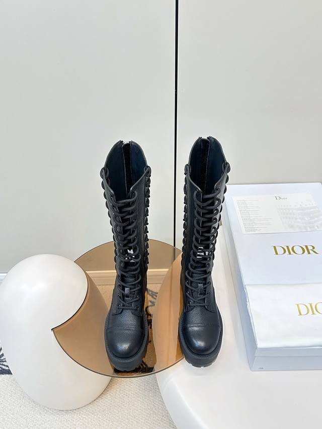 Dior｜迪奥迪丽热巴 同款D-Road 靴 绑带马丁靴 中筒机车靴 金智秀Jisoo巴黎时尚展首秀 D-Road 靴 镂空的设计、麻绳绑带 可调节至各种脚型！