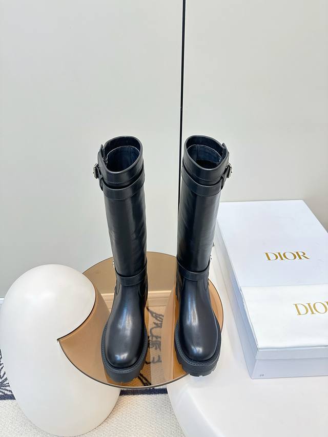 Dior｜迪奥迪丽热巴同款D-Major 厚底骑士靴重工马丁靴 D-Major 短靴的跟高设计巧妙，既有着恰到好处的增高效果，又能保证行走时的稳健与自在。无论是