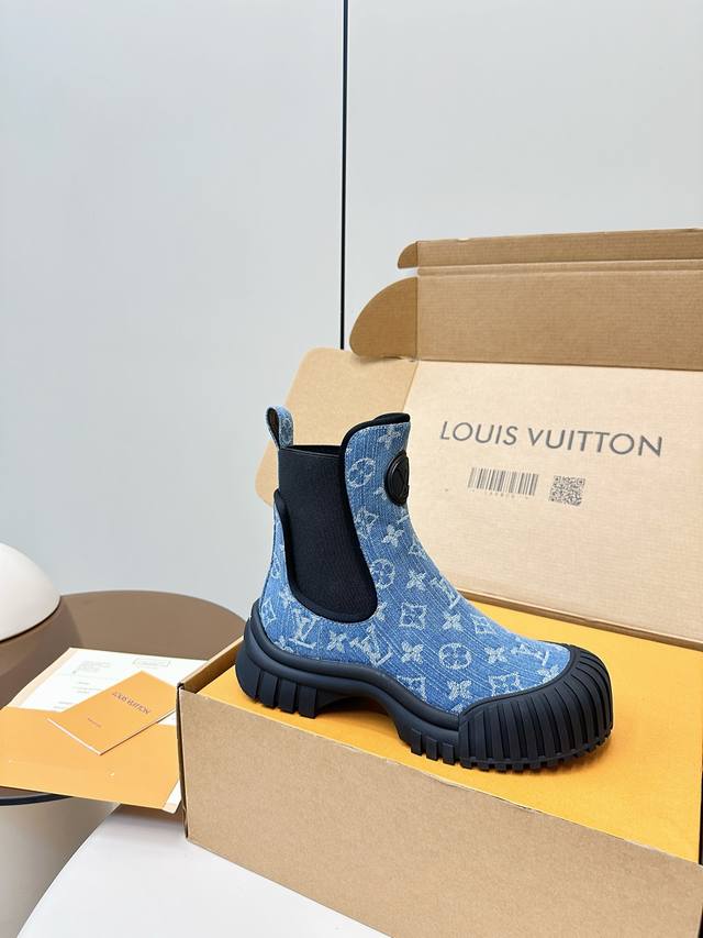 顶级版本 豪华包装 Louis Vuitton Lv经典网红款切尔西短靴 Lv Ruby 短靴顶级版本爆款来袭，哈哈新款的靴靴非常特别，平底靴在硬朗和柔美之间激