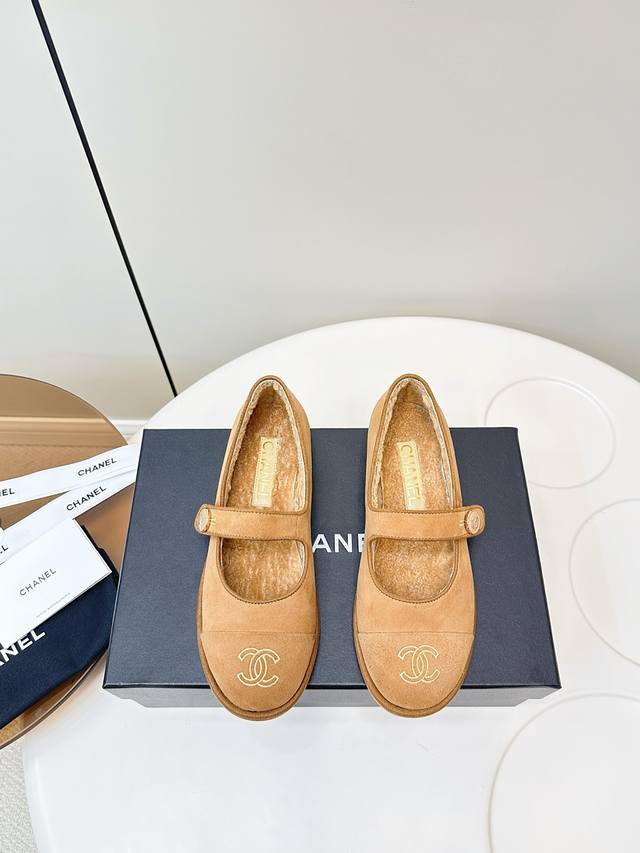 Chanel｜香奈儿双C刺绣玛丽珍芭蕾舞平底鞋 复古玛丽珍法式贵气，搭扣藏着精巧心思,每一步都踩在时髦心巴上,自带高定滤镜把优雅基因穿成日常 将可爱俏皮拿捏得恰