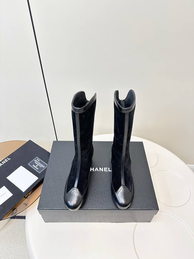 顶级品质 Chanel 香奈儿秋冬新款时尚鹿皮中筒靴 这款骑士靴真的是帅气时尚的代表，超前的设计 双C Logo点缀 低调不失奢华！简约时尚个性又大气！自然流畅