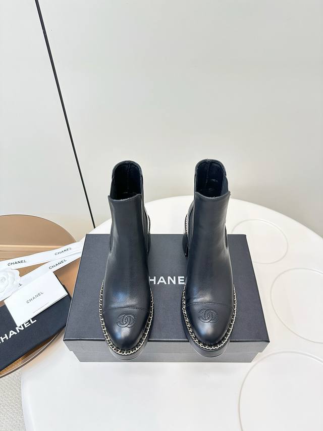 Chanel｜香奈儿秋冬新款切尔西高跟时尚短靴 这款短靴真的是帅气时尚的代表，双C Logo点缀 低调不失奢华！简约时尚个性又大气！自然流畅的美感，有种惊艳了时