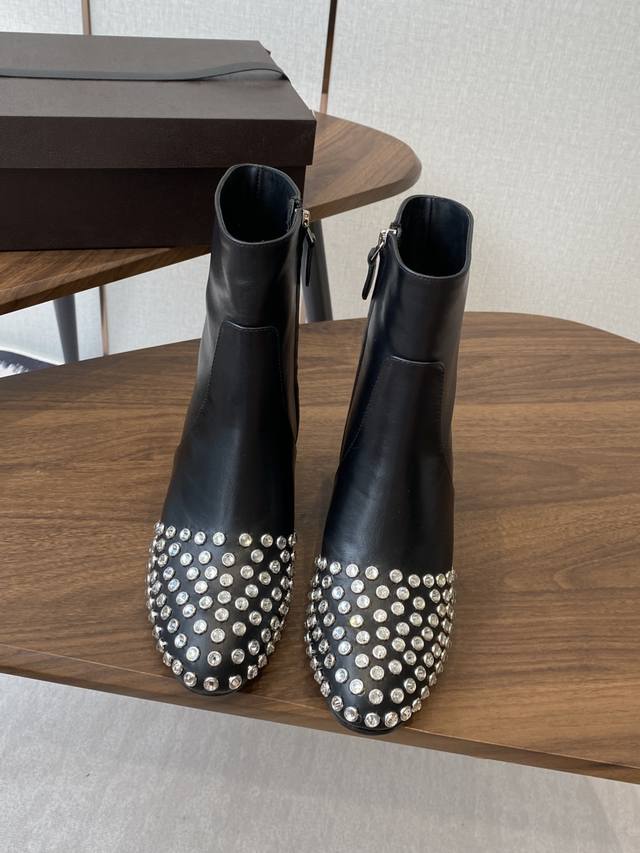 Alaia 25Wf 秋冬对面 澳钻 粗跟短靴 时髦精的秋冬出街利器 时尚达人都在寻觅一双能兼顾舒适与风格的短靴 而这双短靴 无疑是这个季节的最佳答案 鞋身之上