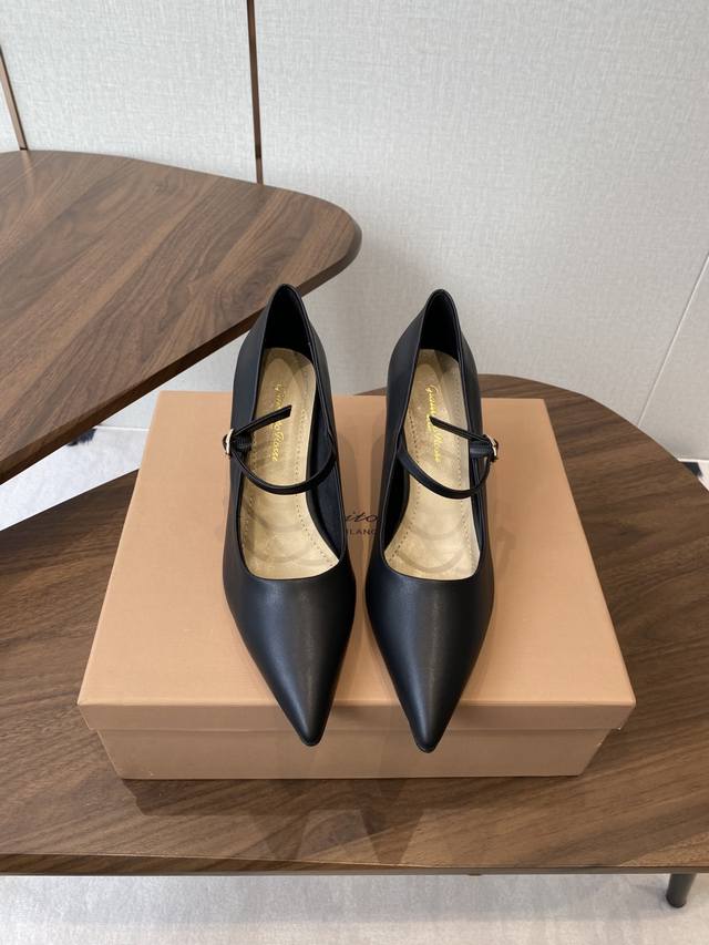 Gianvit* Ross*吉安 维托罗西 新款凉鞋跟中女鞋。精致的鞋楦，款式时尚。女人味十足。非常值推得荐给你们 原鞋版楦 线条优美 上脚舒适 面料：进口牛皮