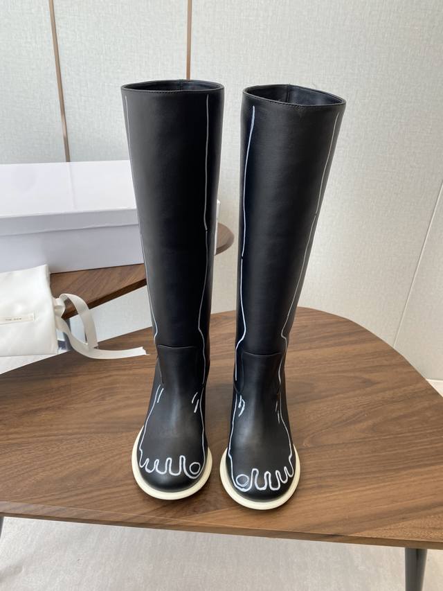 涂鸦款+50 The Row 25 秋冬新款高跟靴长款 圆头鞋头尽显性感，穿搭显瘦长腿神器 一双有设计感的极简长靴可以让人成为整个冬天的主角 低调优雅与时髦度拉