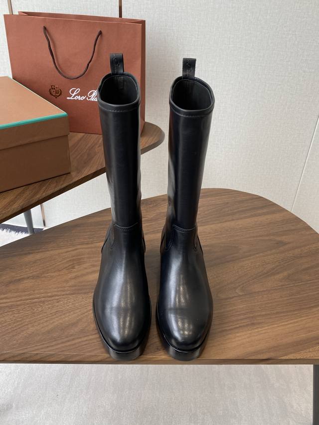 Lp 最新款小短靴 意大利高级品牌Loro Piana创立于1924年4月24日，是意大利顶级奢侈品牌，以羊绒起家， 来自意大利的它追求质量和手工，融创新技术与