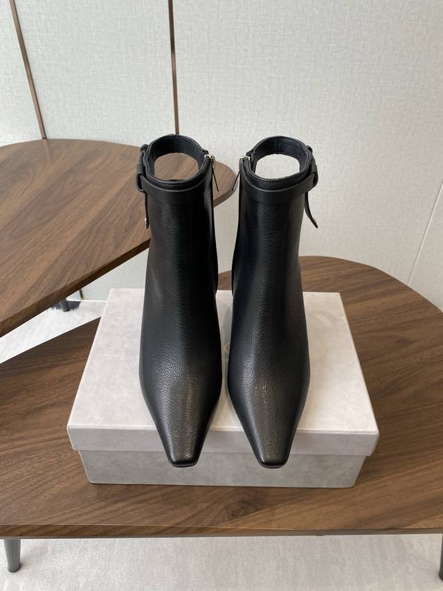 Jimmy Choo 25Ss 秋冬季新款 女士 小方头短靴 拿铁色海军蓝色撞色皮革拼针织踝靴 现代时尚的潮流化身 将经典玛丽珍鞋型重新想象设计，打造出一款拼接