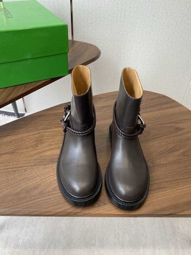 短靴 高靴 Bottega Veneta Bv一脚蹬时尚 短靴 骑士靴 太酷了 一眼就爱上,这双绳结靴必须锁死 经典绳结编织缠绕靴身,搭配标志性三角金属扣,黑银 短靴 高靴 Bottega Veneta Bv一脚蹬时尚 短靴 骑士靴 太酷了 一眼就爱上,这双绳结靴必须锁死 经典绳结编织缠绕靴身,搭配标志性三角金属扣,黑银