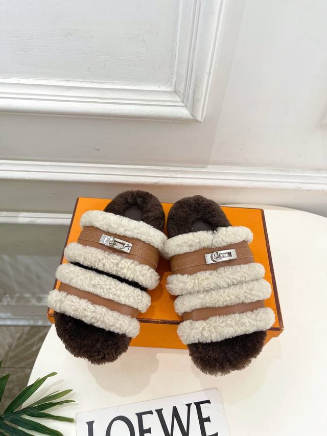 爱玛仕 25 2025春夏新品 专柜新款 经典Kelly扣休闲羊毛拖鞋系列 鞋面：原版特定制羊毛 内里：进口羊毛 大底：原版开模防滑大底 跟高：7.5Cm 水台