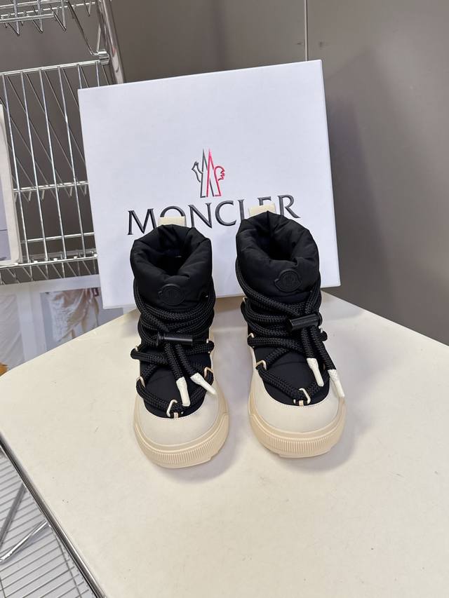 Moncler蒙口2025秋冬最新款雪地靴 奢华与功能的完美融合 行走的羽绒服:防水尼龙+加绒内里，-10℃也能暴走雪地 工业风美学:粗绳鞋带+撞色，机能感拉满